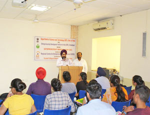 Hon'ble Chairman Prof. Jatinder Singh Bedi is addressing the students.